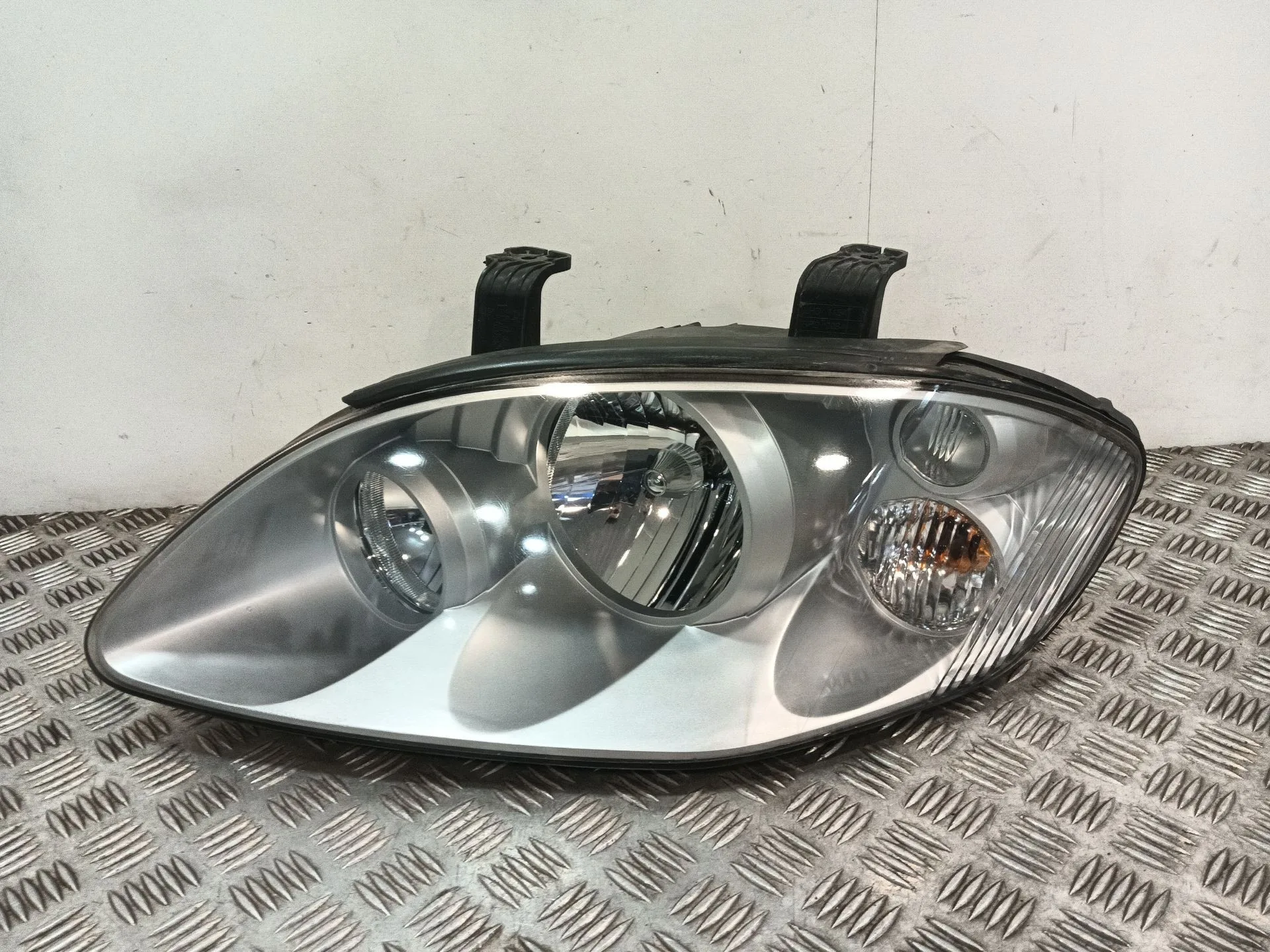 Faro Izquierdo para Ssangyong Rodius I