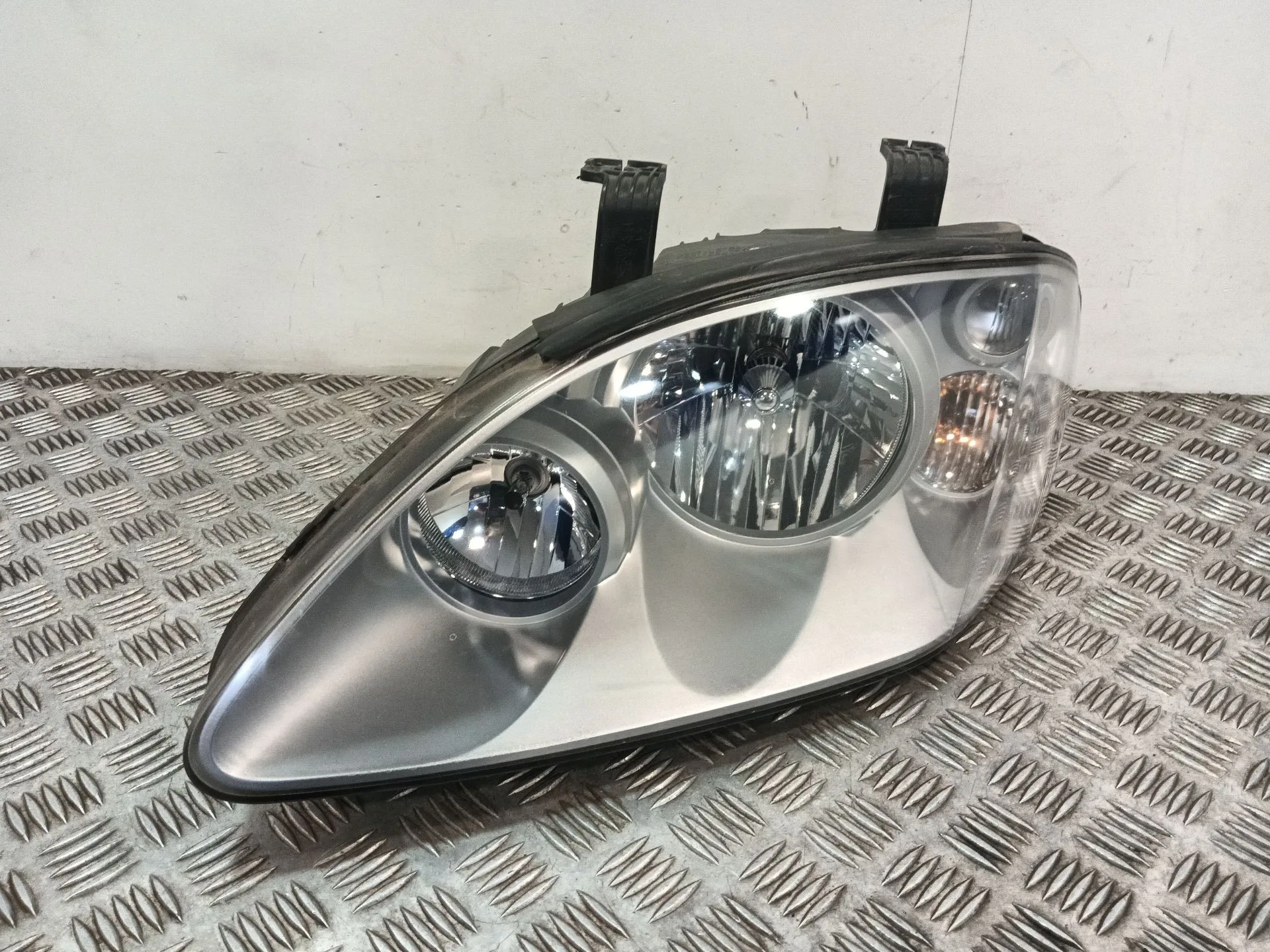 Faro Izquierdo para Ssangyong Rodius I