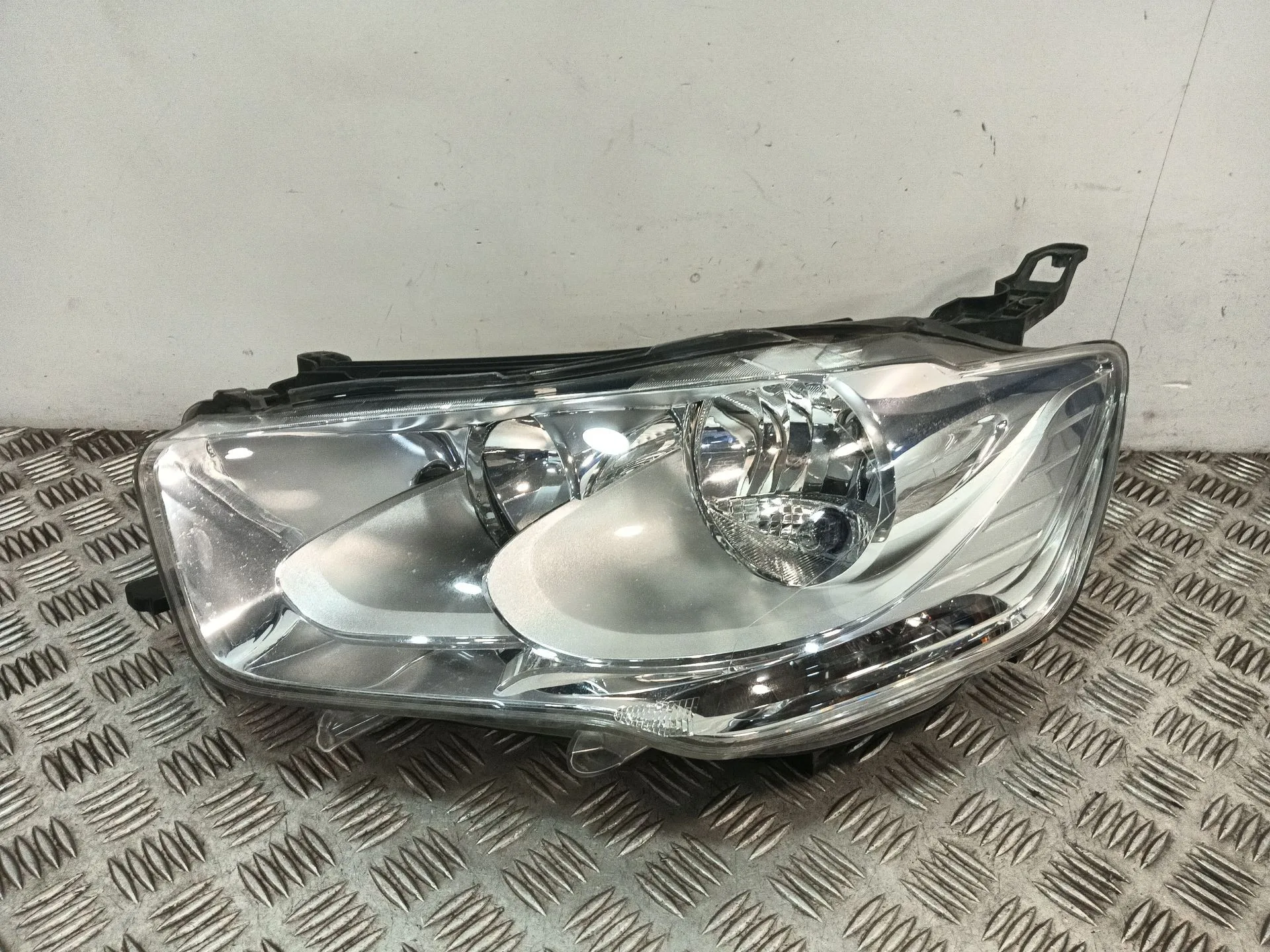 Faro Izquierdo para Citroën C-Elysee (Dd_)