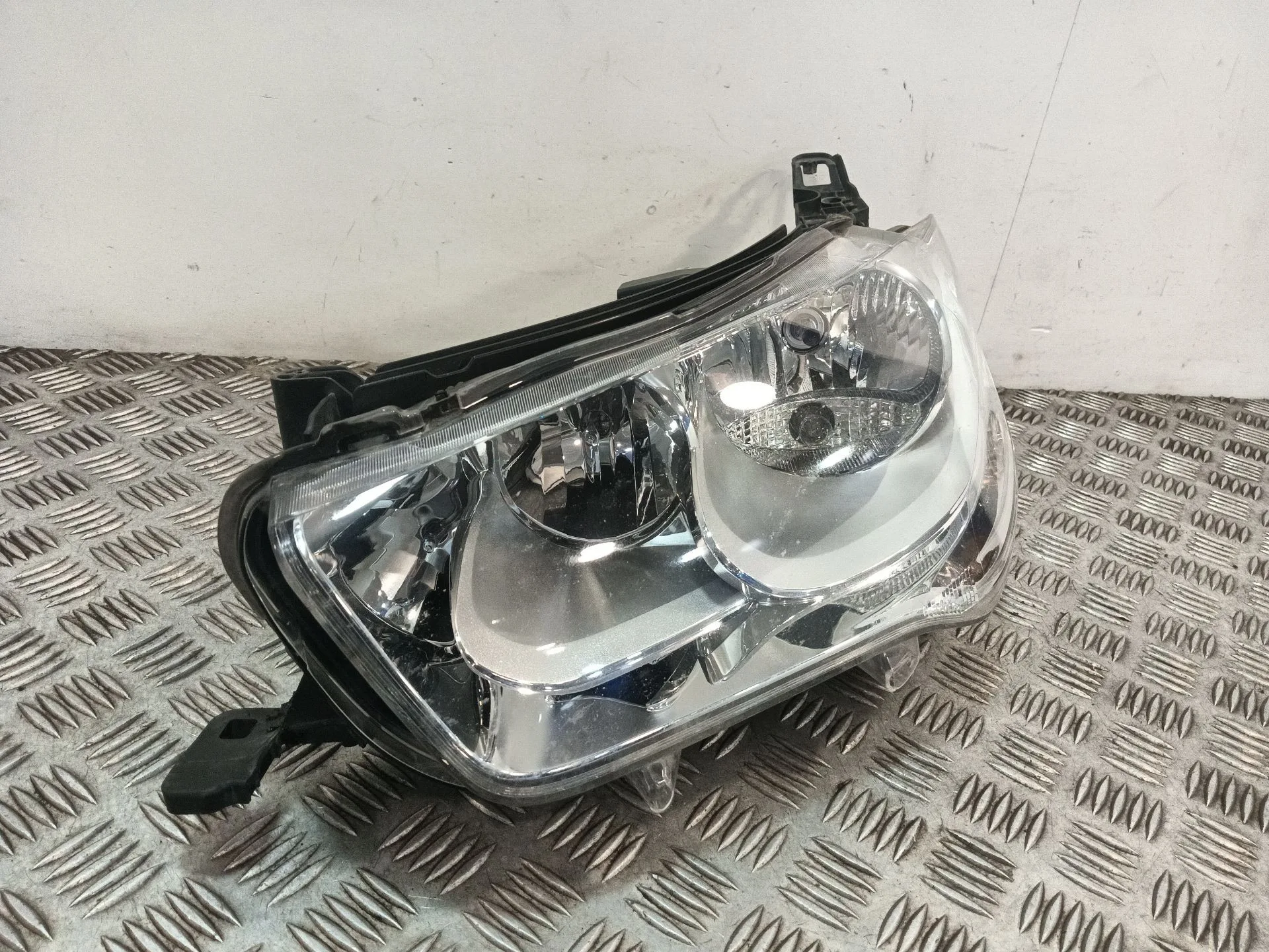 Faro Izquierdo para Citroën C-Elysee (Dd_)