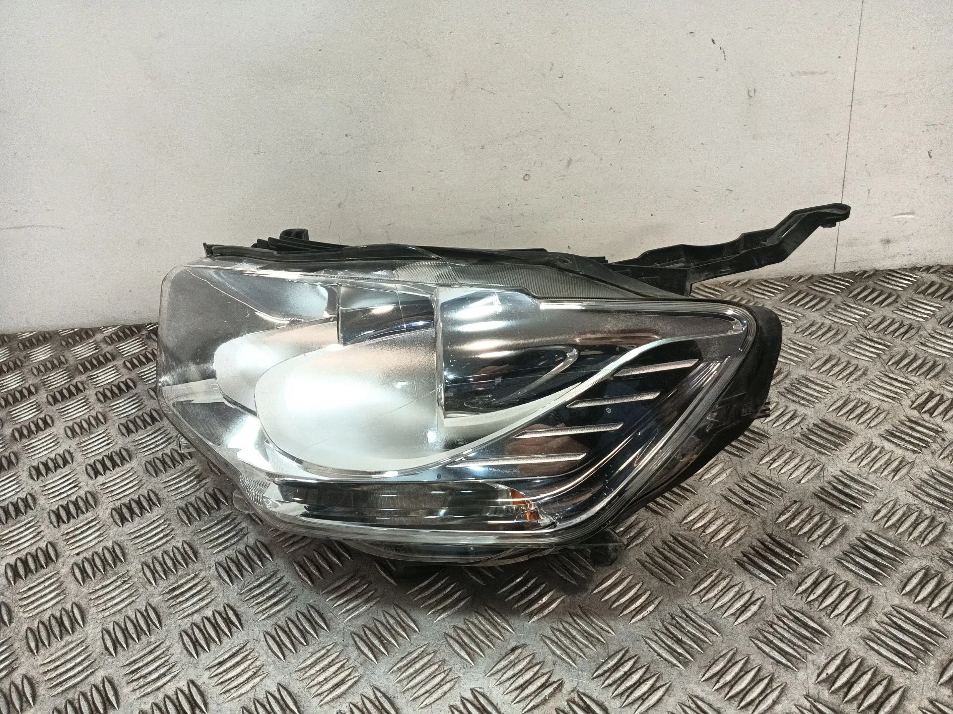 Faro Izquierdo para Citroën C-Elysee (Dd_)