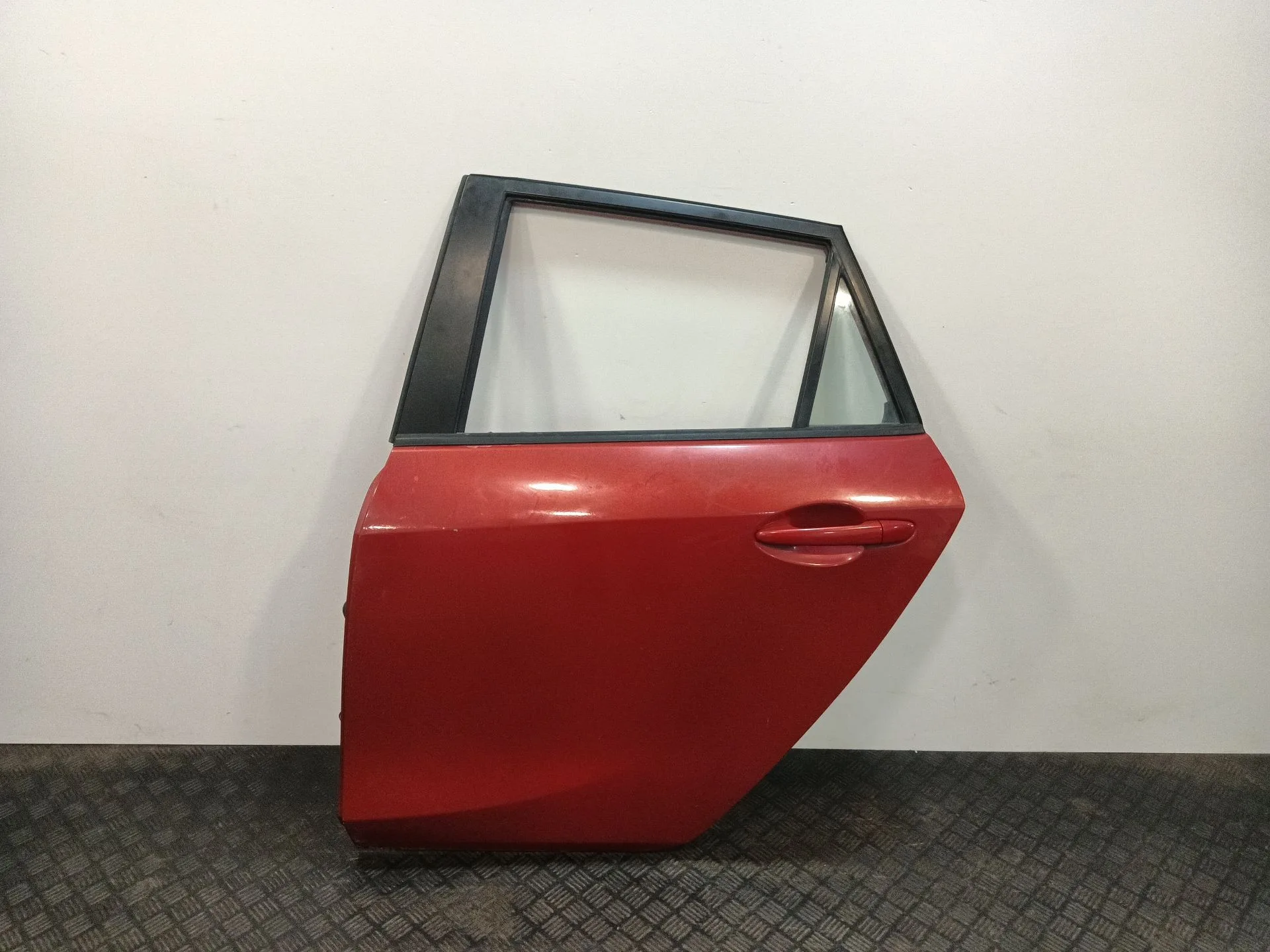 Puerta Trasera Izquierda para Mazda 3 Lim. (Bl)
