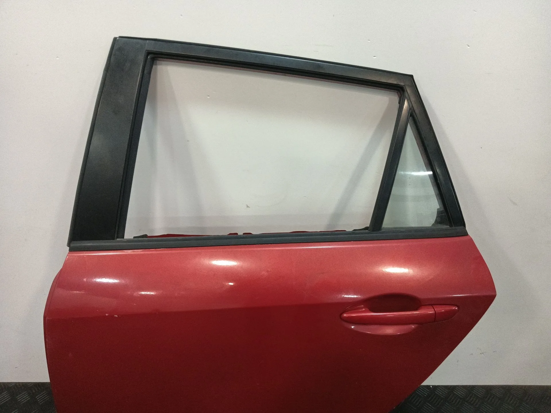 Puerta Trasera Izquierda para Mazda 3 Lim. (Bl)