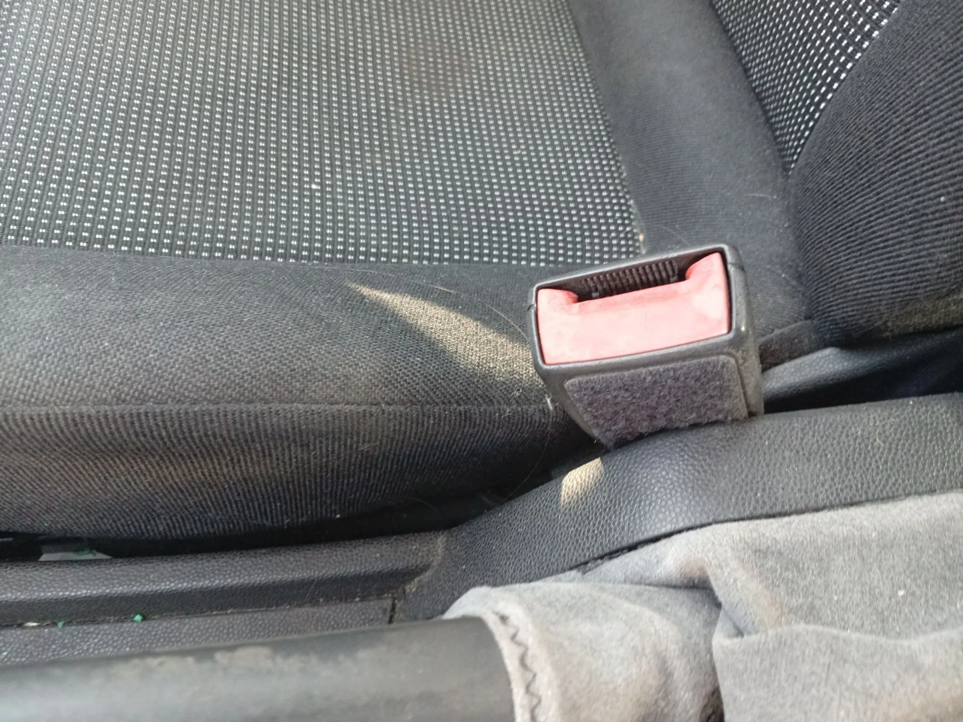 Enganche Cinturon Delantero Derecho para Opel Astra H (A04)