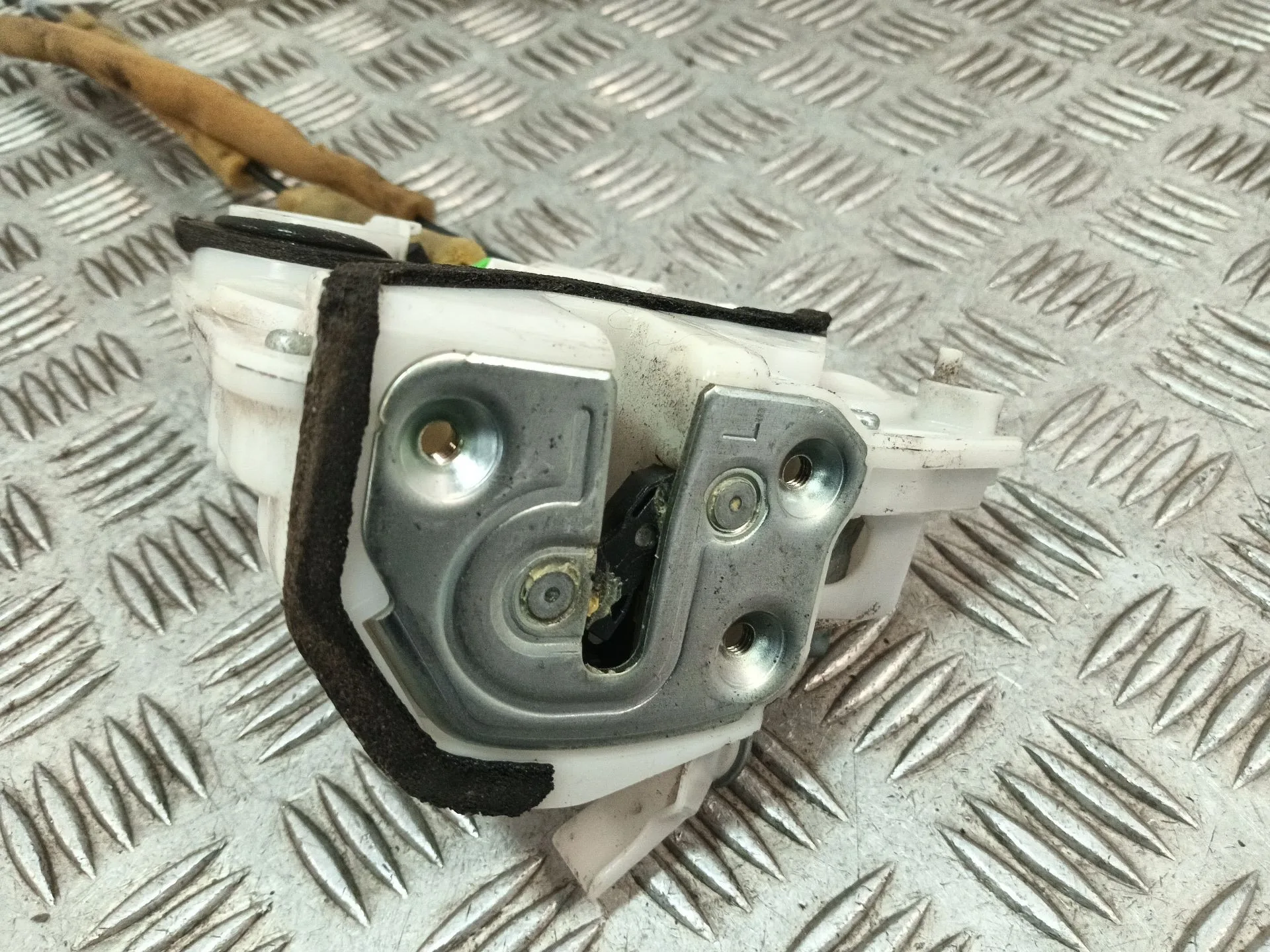 Cerradura Puerta Trasera Izquierda para Mazda 3 Lim. (Bl)