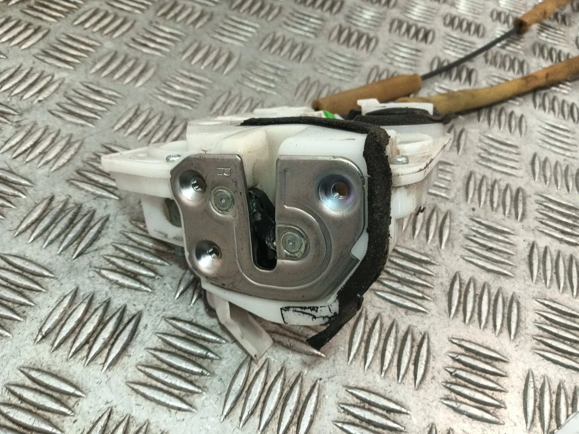 Cerradura Puerta Delantera Derecha para Mazda 3 Lim. (Bl)