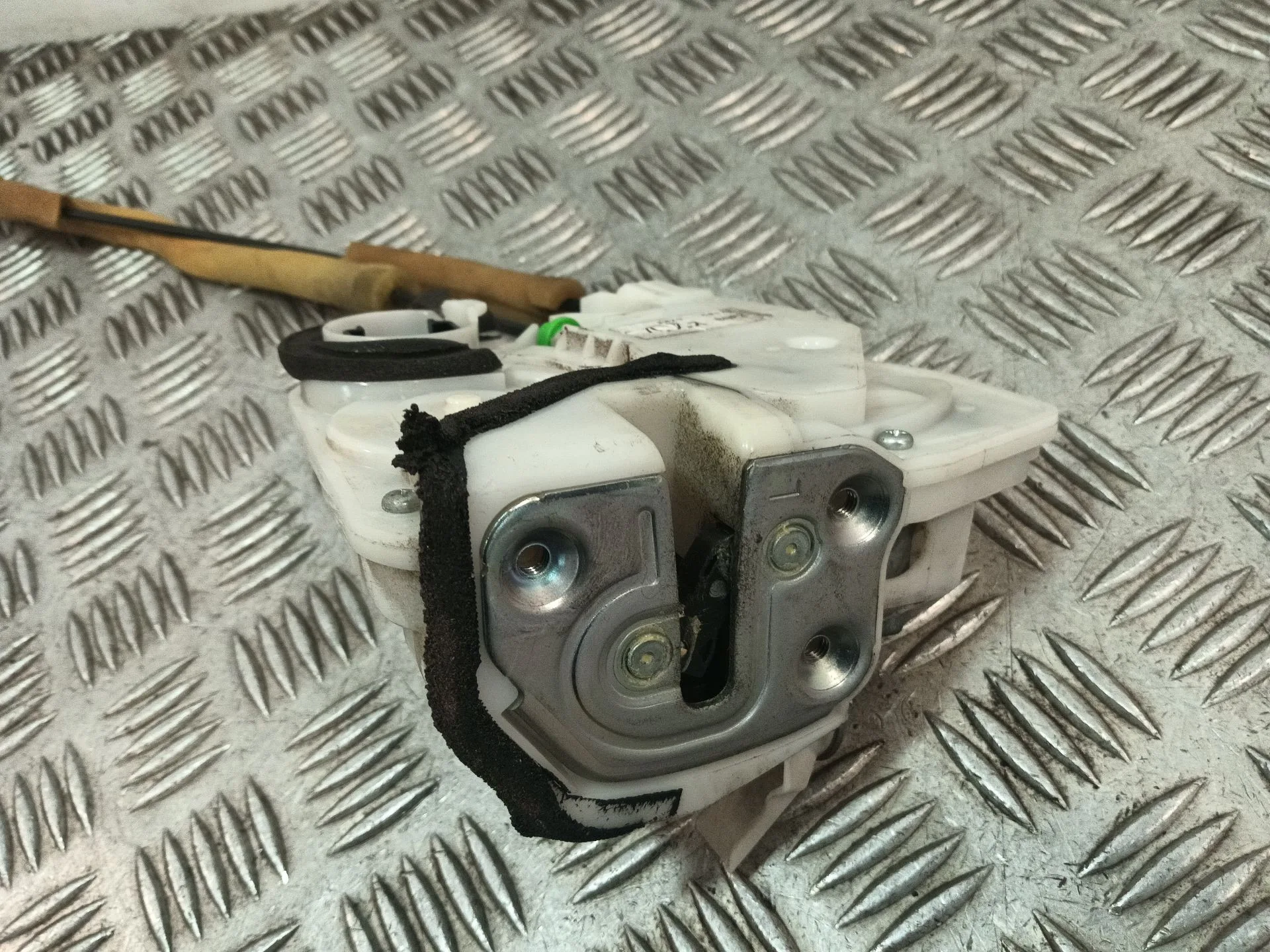 Cerradura Puerta Delantera Izquierda para Mazda 3 Lim. (Bl)