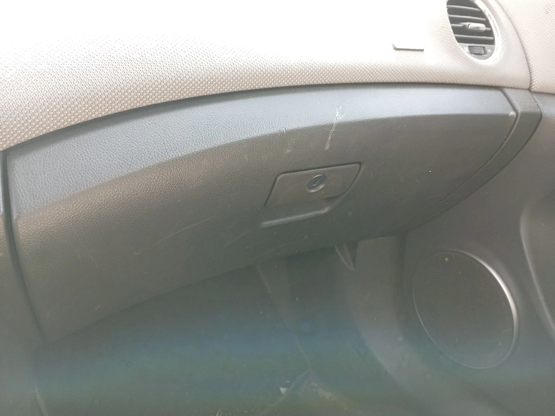 Guantera para Chevrolet Cruze (J300)
