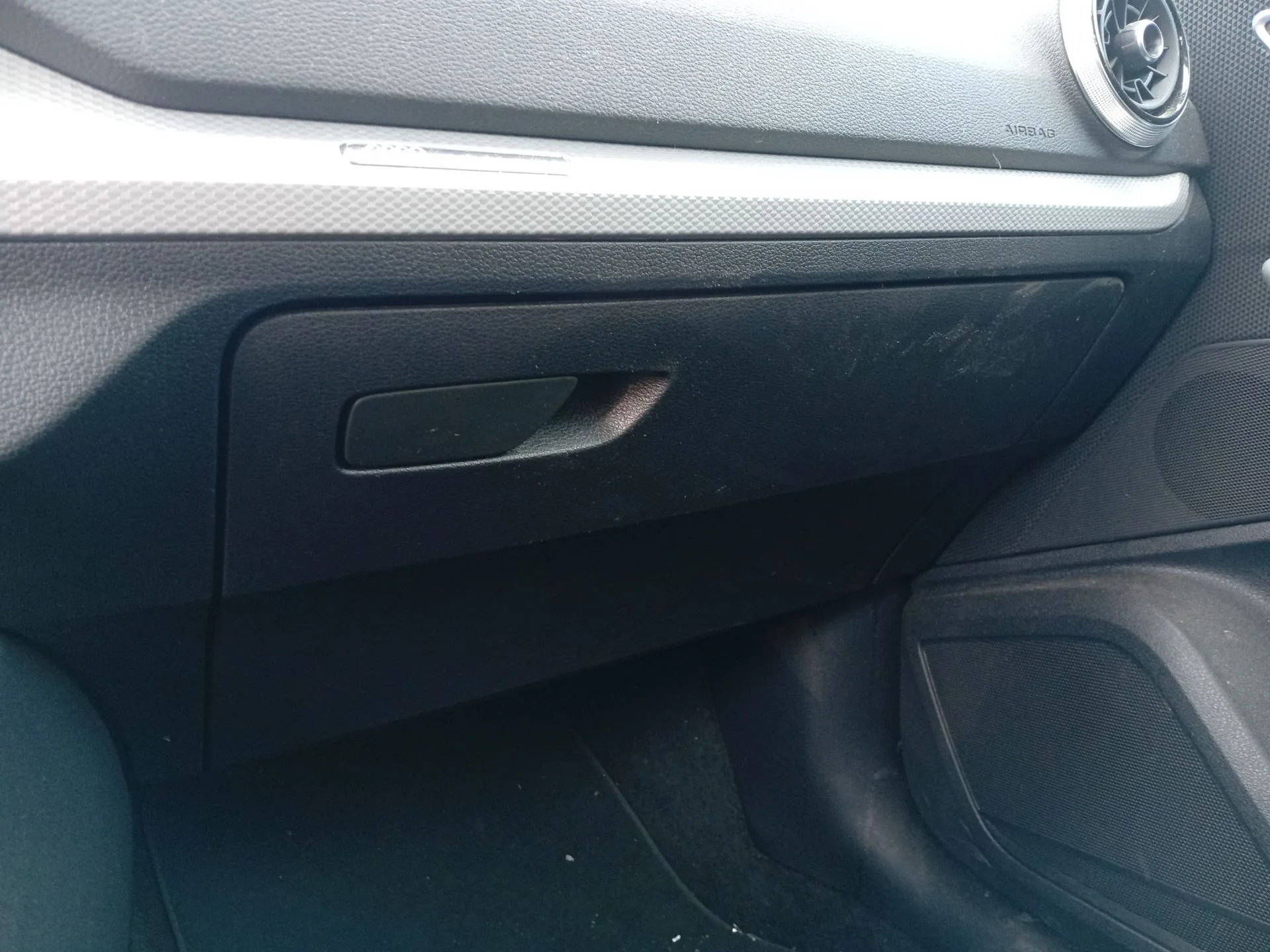 Guantera para Audi Q2 (Gab, Gag)