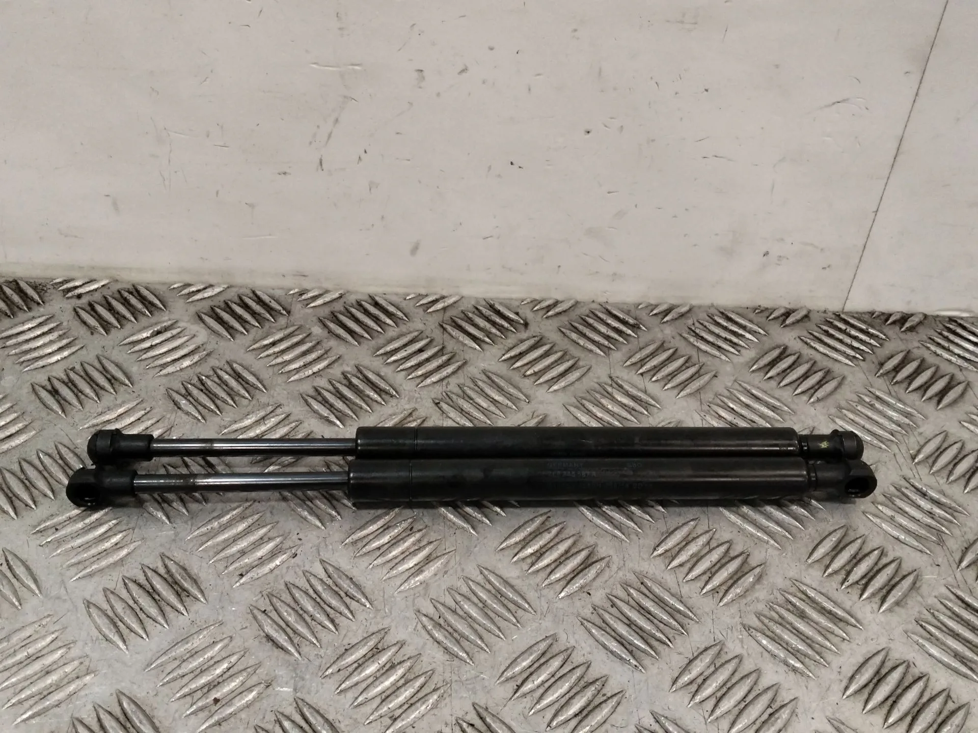 Amortiguadores Maletero / Porton para Volkswagen Touareg (7L6)