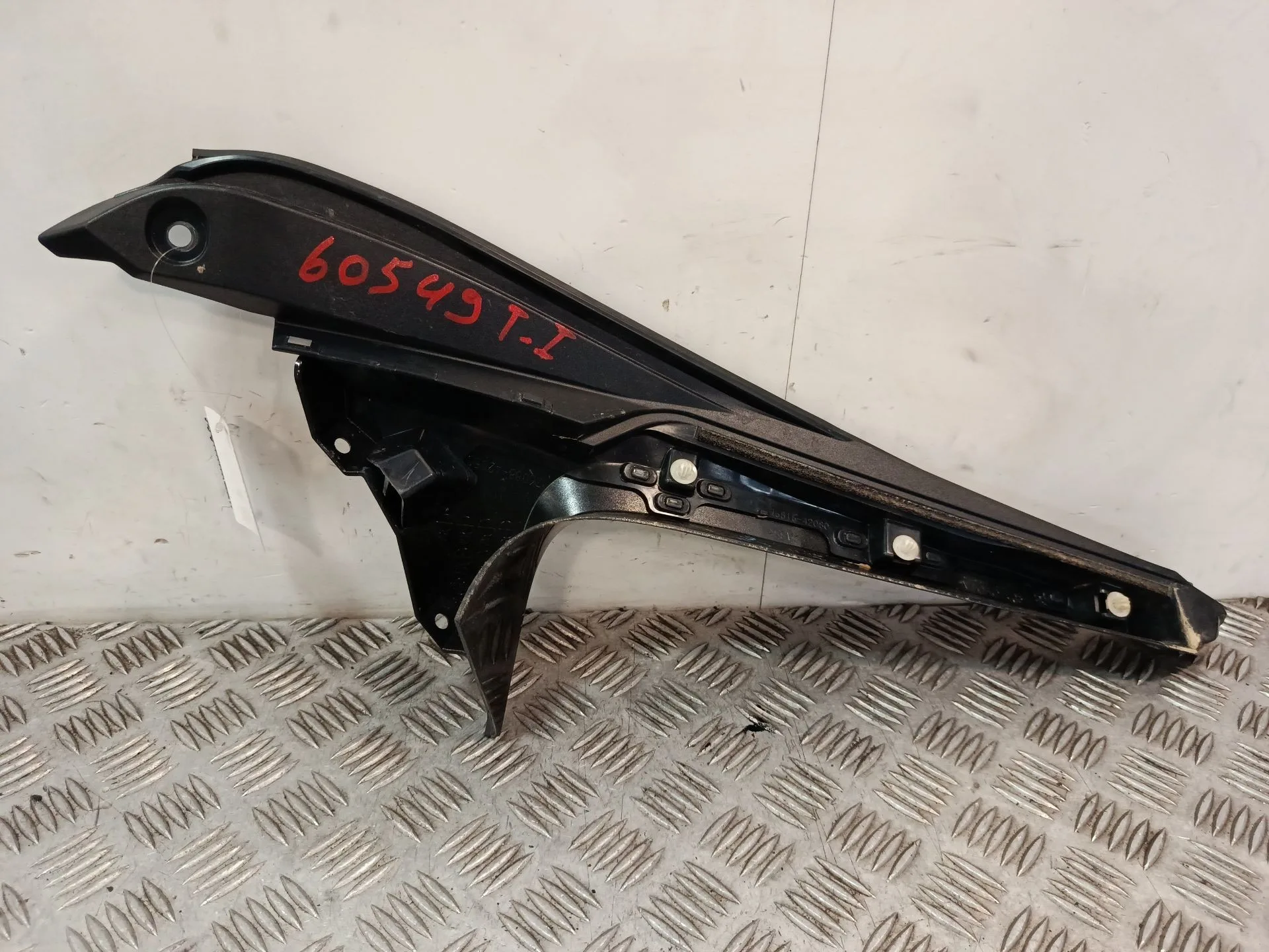 Moldura para Toyota Rav 4 V (_A5_, _H5_)