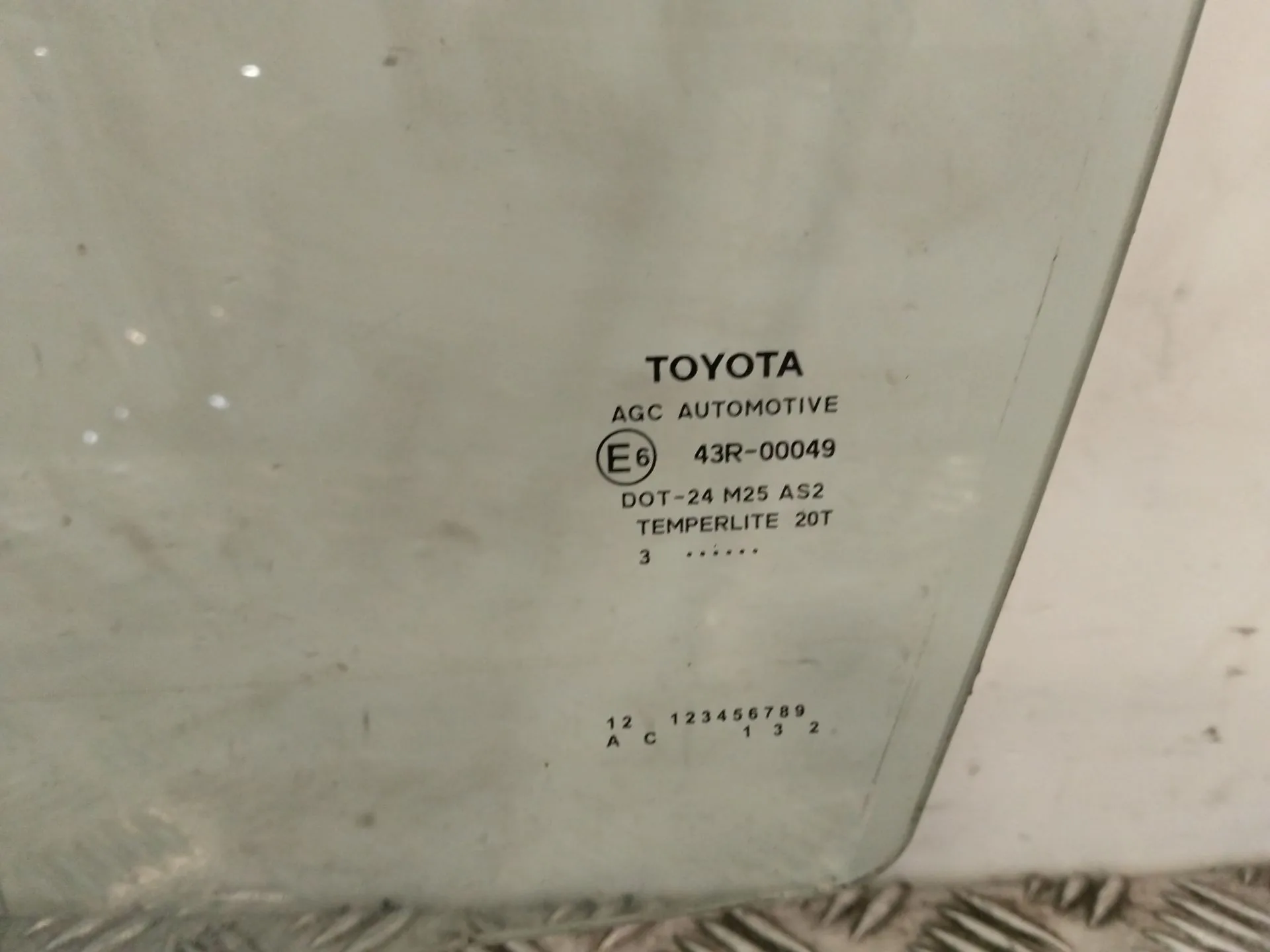 Luna Delantera Izquierda para Toyota Auris (_E18_)
