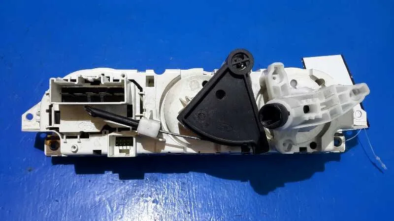 Mando Calefaccion / Aire Acondicionado para Ford Focus Berlina (Cap)