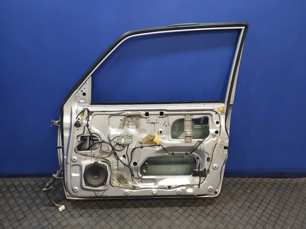Puerta Delantera Derecha para Mitsubishi Montero (V60/V70)
