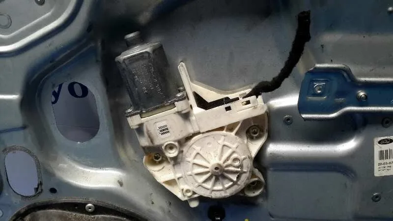 Elevalunas Delantero Derecho para Ford Focus Berlina (Cap)