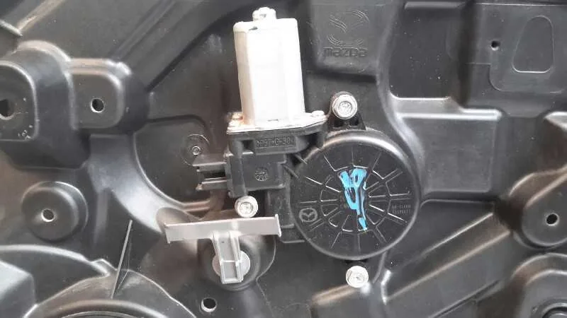 Elevalunas Delantero Derecho para Mazda 3 Lim. (Bl)