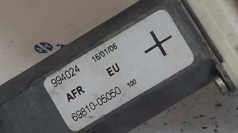 Elevalunas Delantero Derecho para Toyota Avensis Wagon (T25)