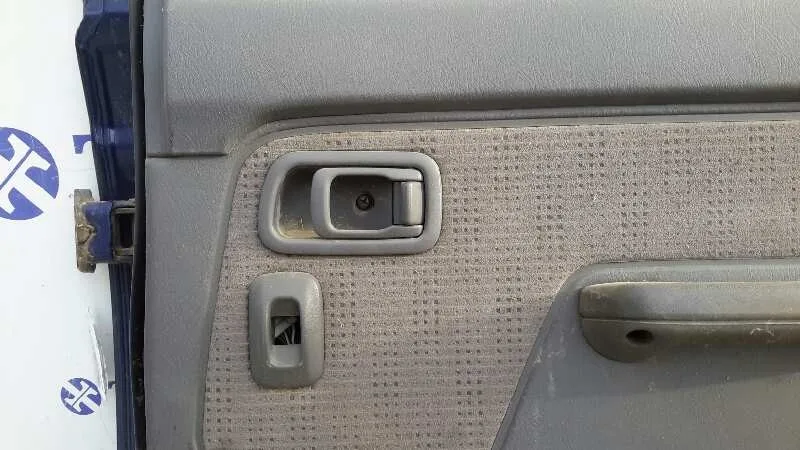 Puerta Trasera Derecha para Nissan Pick-Up (D22)