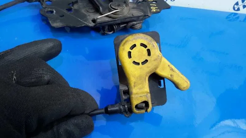 Cerradura Capot para Ford Focus Lim. (Cb8)