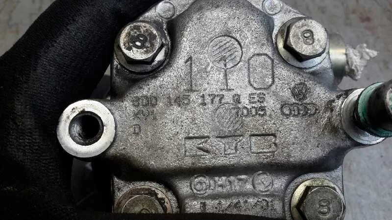 Bomba Direccion para Volkswagen Passat Berlina (3B3)