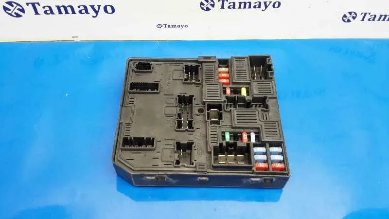 Caja Reles / Fusibles para Nissan Pulsar (C13)