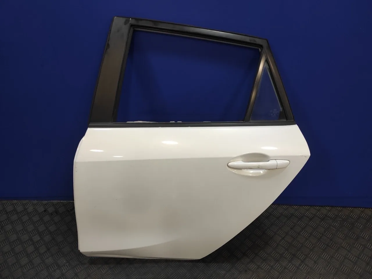 Puerta Trasera Izquierda para Mazda 3 Lim. (Bl)