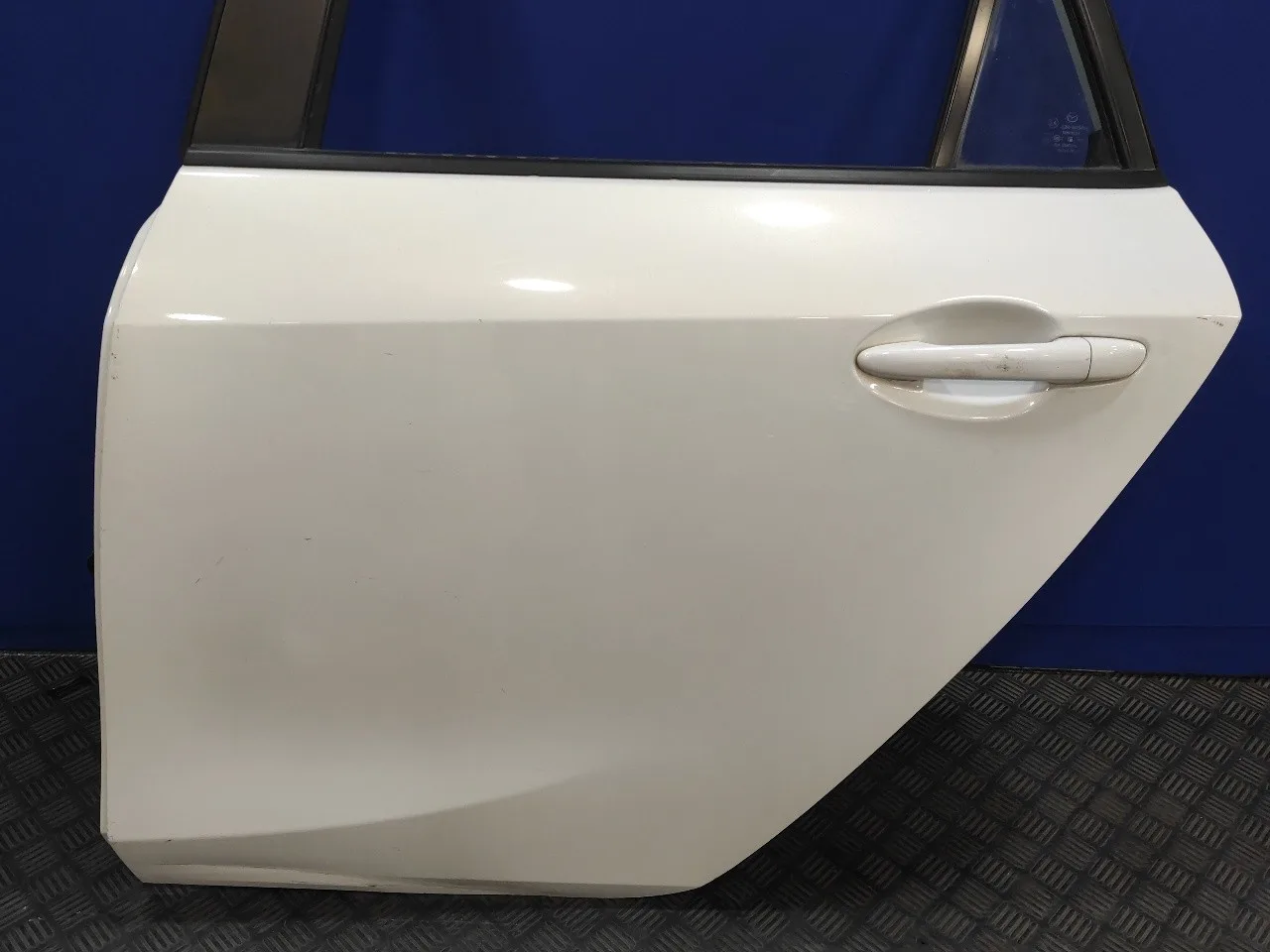 Puerta Trasera Izquierda para Mazda 3 Lim. (Bl)