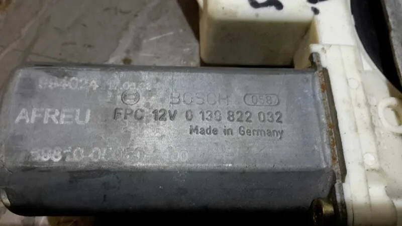 Elevalunas Delantero Derecho para Toyota Avensis Berlina (T25)