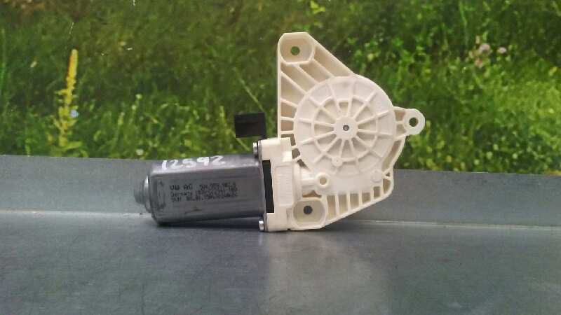 Motor Elevalunas Delantero Derecho para Volkswagen Passat Lim. (3G2)