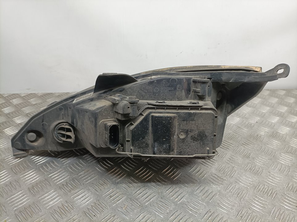 Faro Derecho para Ford Focus Berlina (Cak)
