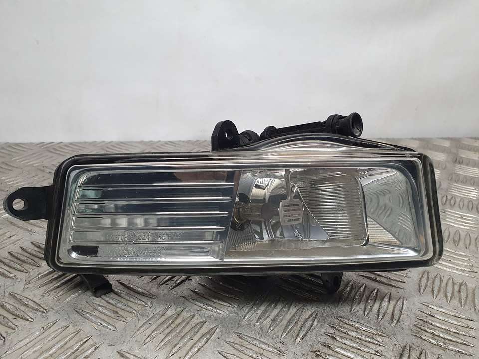 Faro Antiniebla Derecho para Audi A6 Avant (4F2)