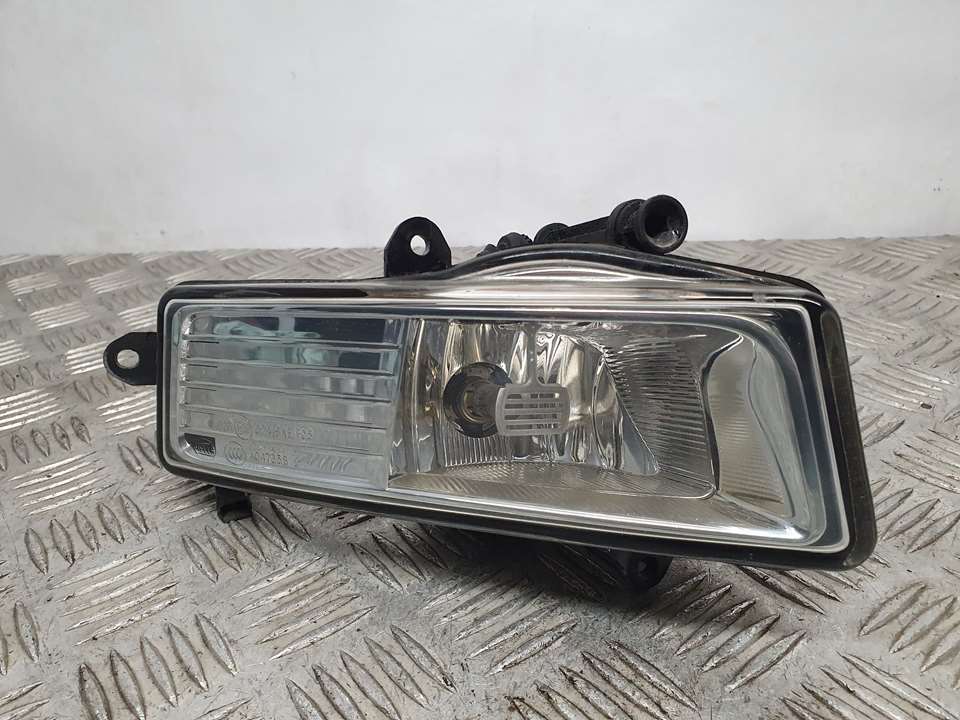 Faro Antiniebla Derecho para Audi A6 Avant (4F2)