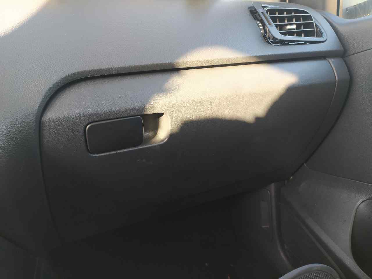 Guantera para Volkswagen Polo (6C1)