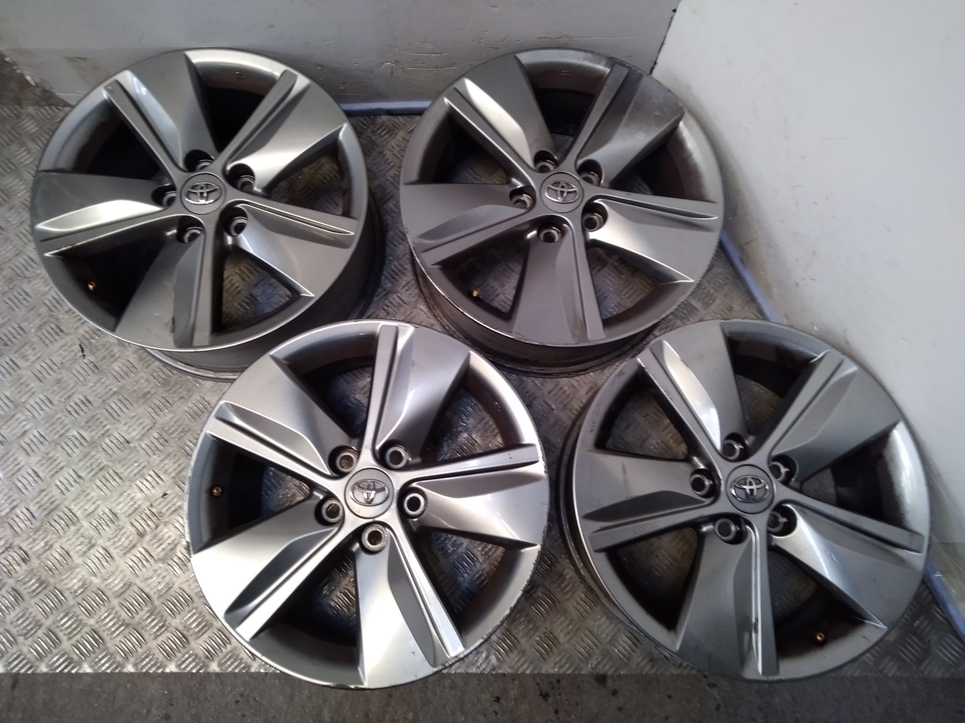 Juego Llantas Aluminio para Toyota Avensis (T27)