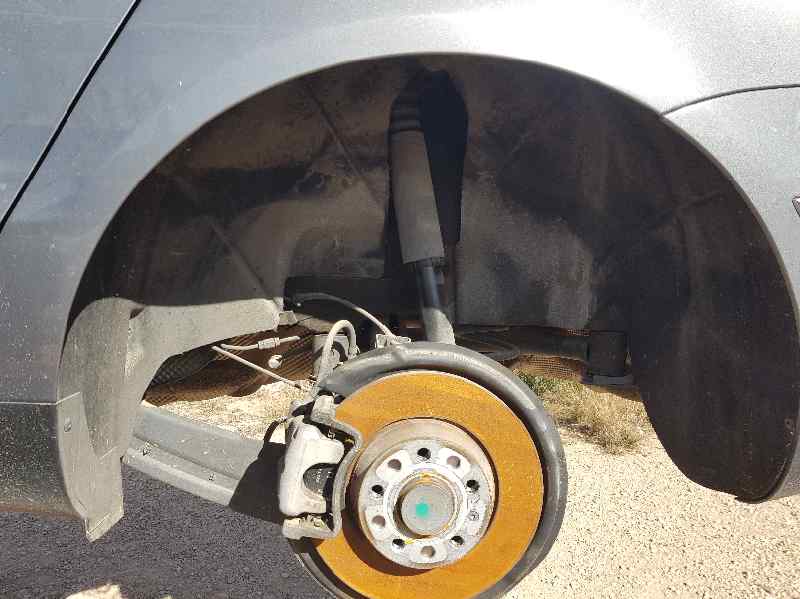 Plastico Pase Rueda Tras. Izq. para Volkswagen Passat Berlina (3C2)