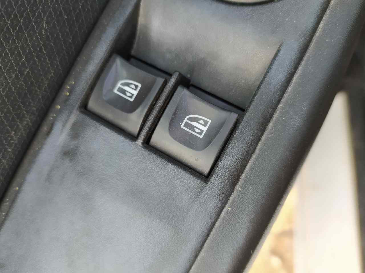 Mando Elevalunas Delantero Izquierdo para Renault Clio Iv