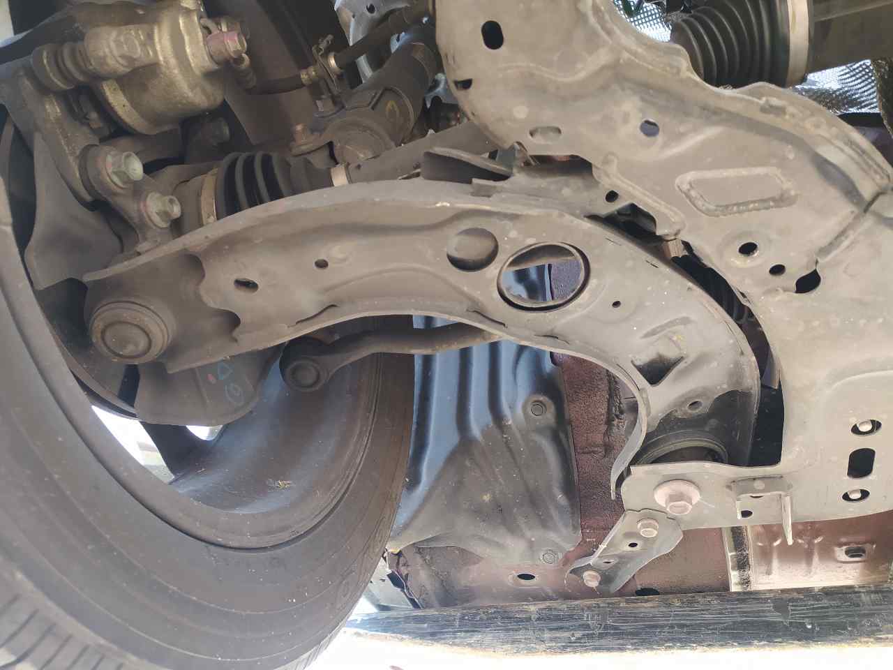 Brazo Suspension Inferior Delantero Derecho para Mazda 2 Lim. ()