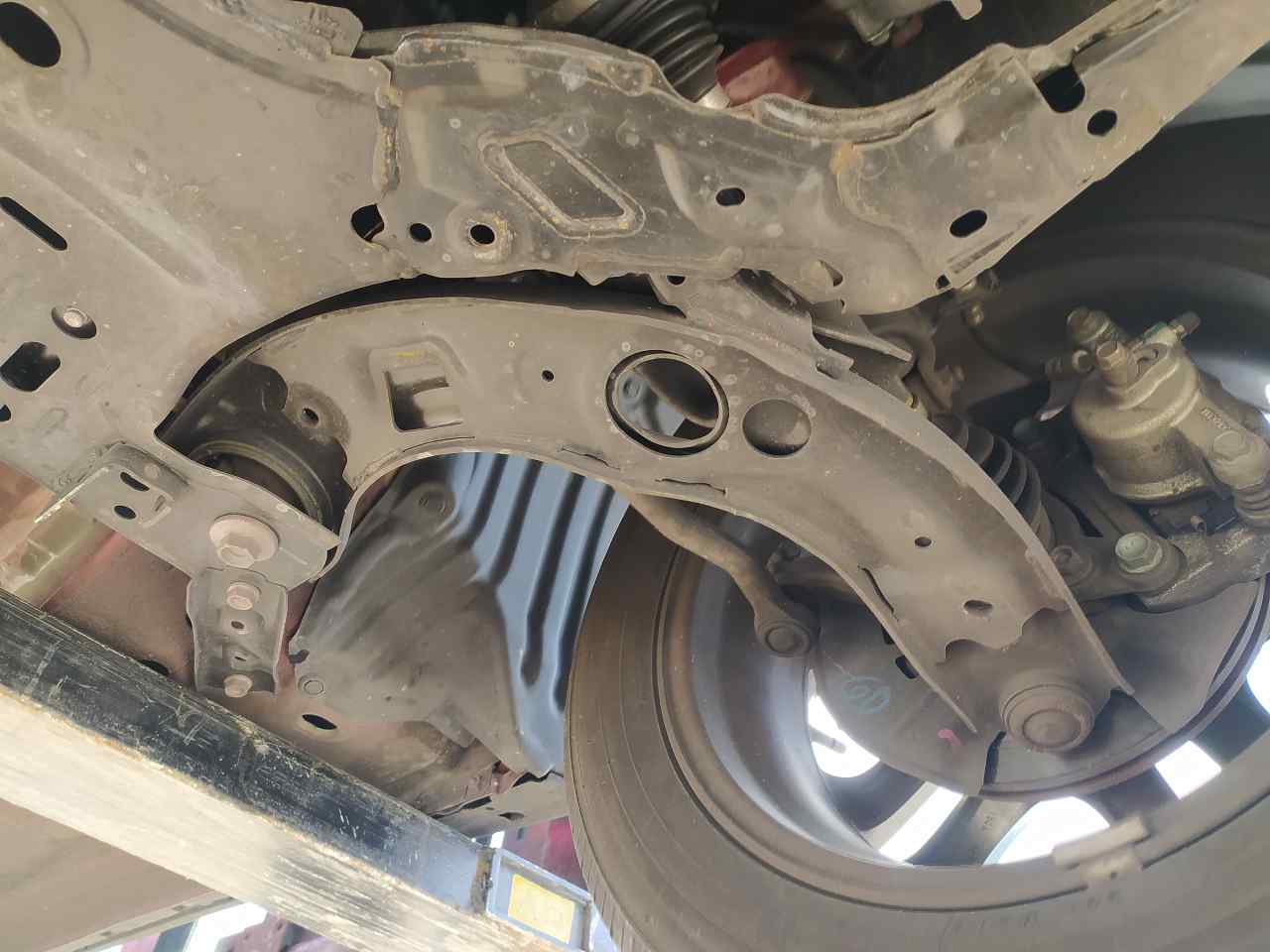 Brazo Suspension Inferior Delantero Izquierdo para Mazda 2 Lim. ()