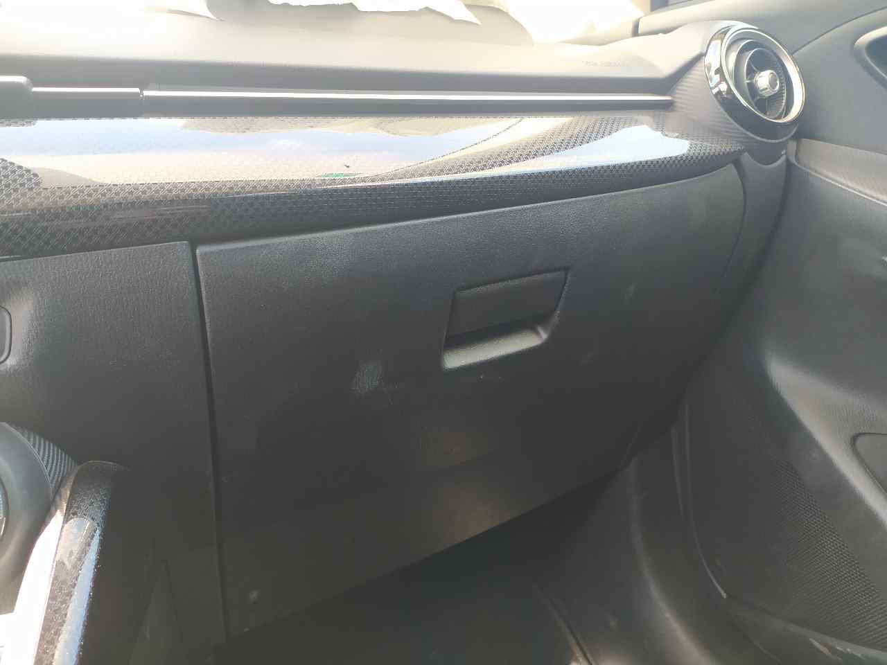 Guantera para Mazda 2 Lim. ()