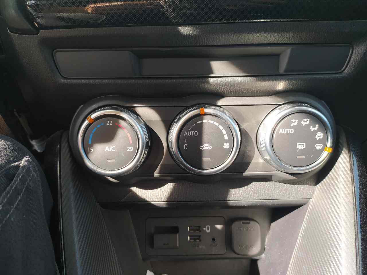 Mando Climatizador para Mazda 2 Lim. ()