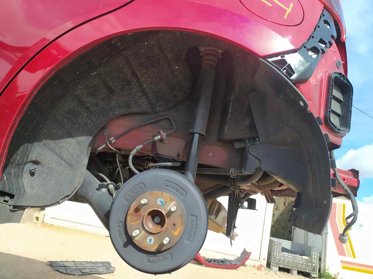 Plastico Pase Rueda Tras. Izq. para Mazda 2 Lim. ()