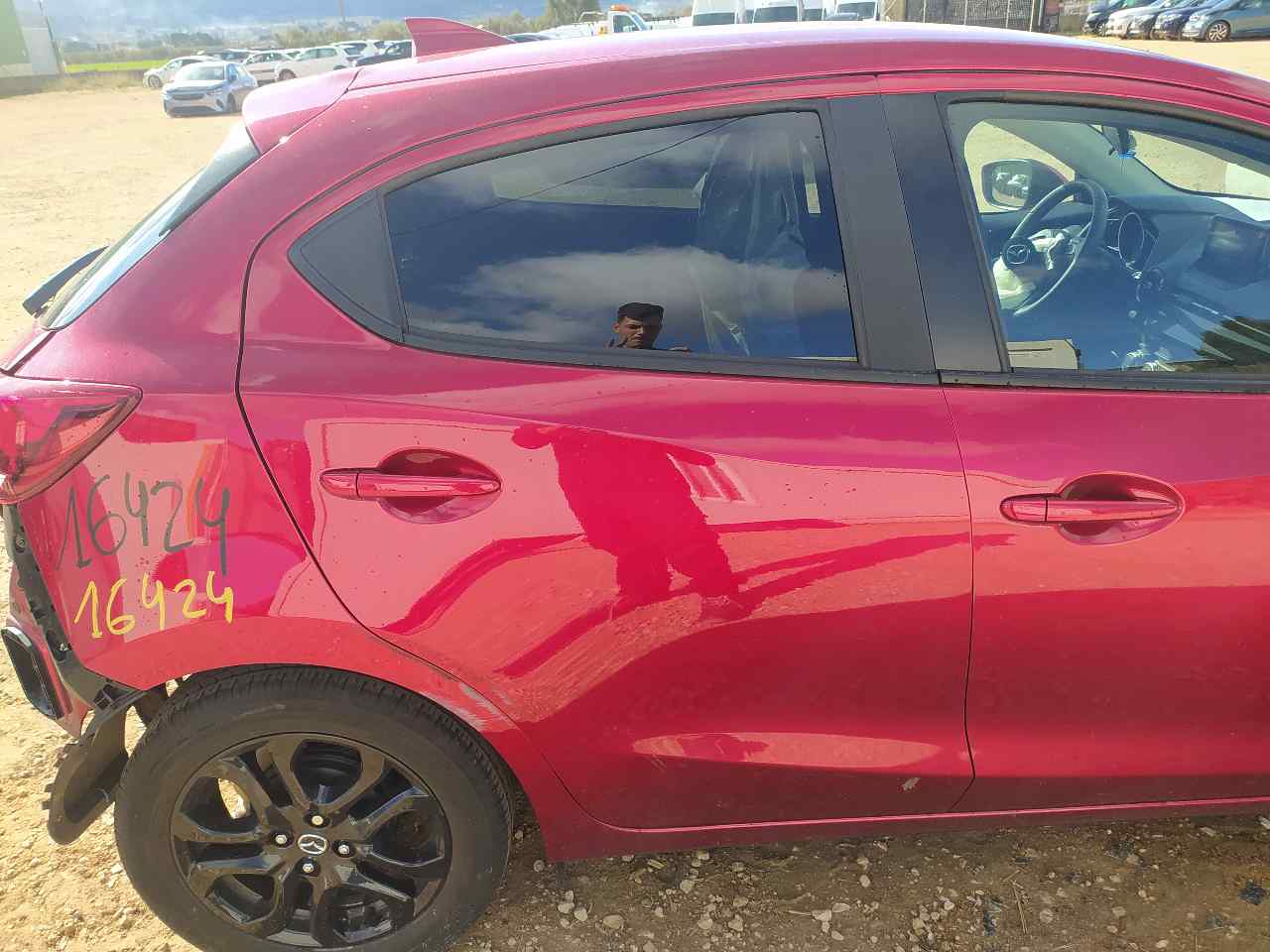 Puerta Trasera Derecha para Mazda 2 Lim. ()