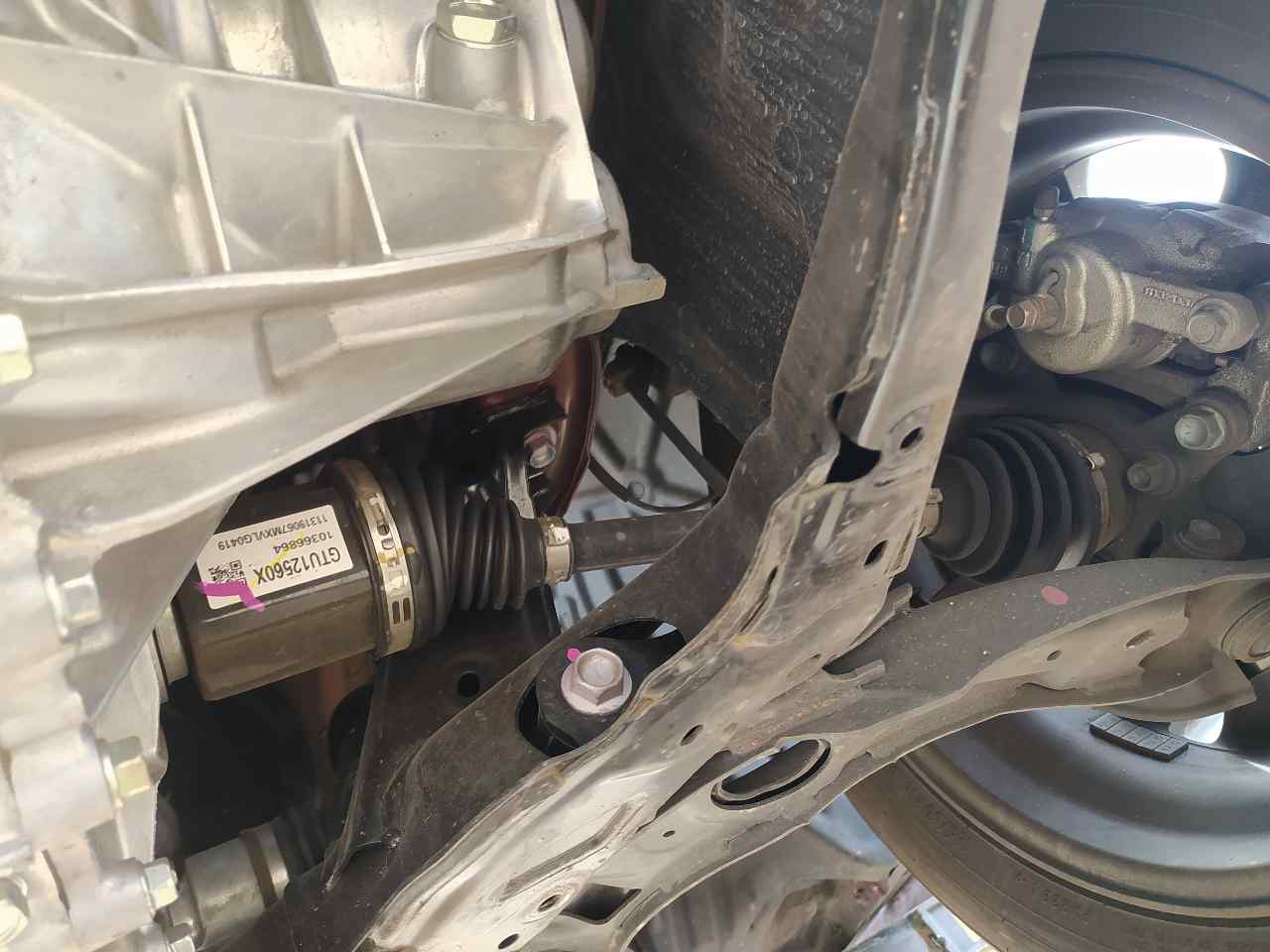 Transmision Delantera Izquierda para Mazda 2 Lim. ()