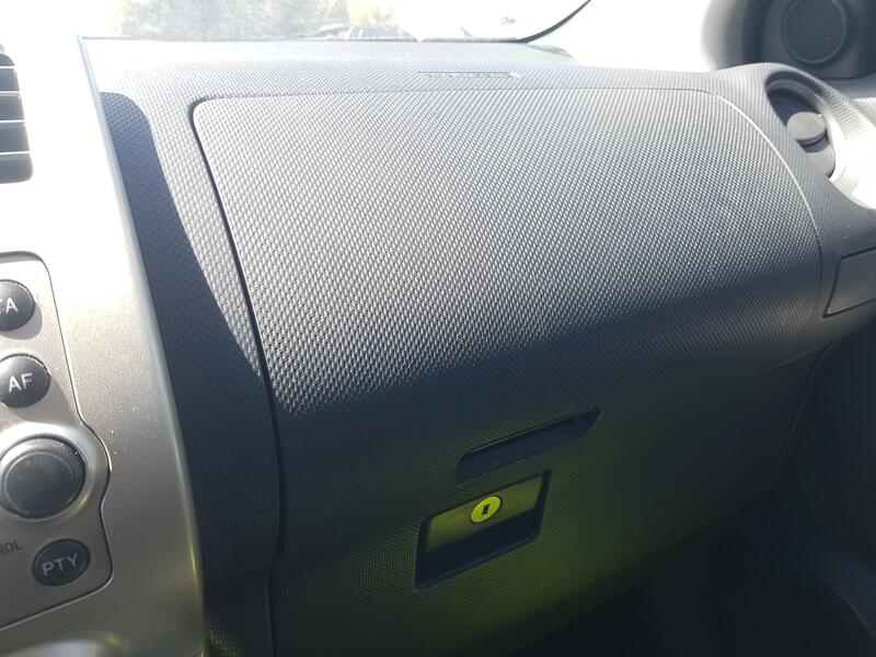 Guantera para Toyota Urban Cruiser (_P1_)