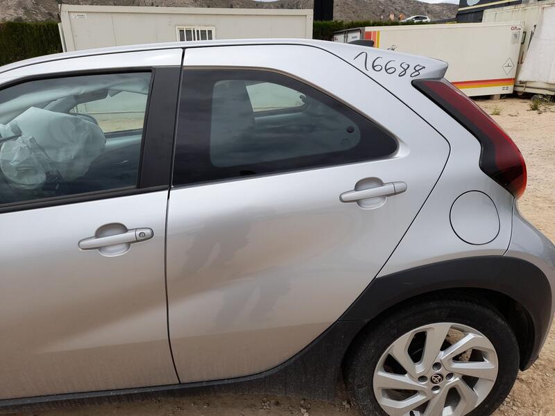 Puerta Trasera Izquierda para Toyota Aygo X (_B7_)