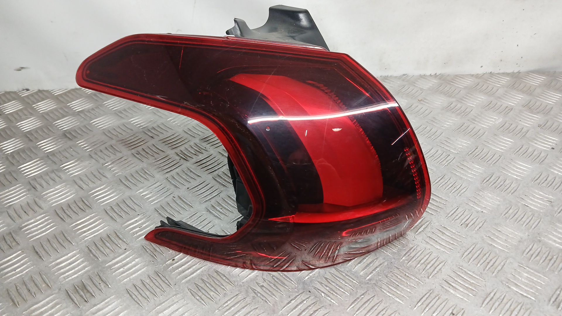 Piloto Trasero Izquierdo Exterior para Peugeot 2008 I (Cu_)