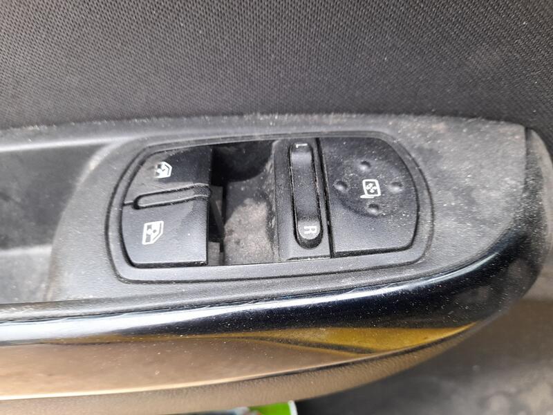 Mando Elevalunas Delantero Izquierdo para Opel Corsa E (X15)
